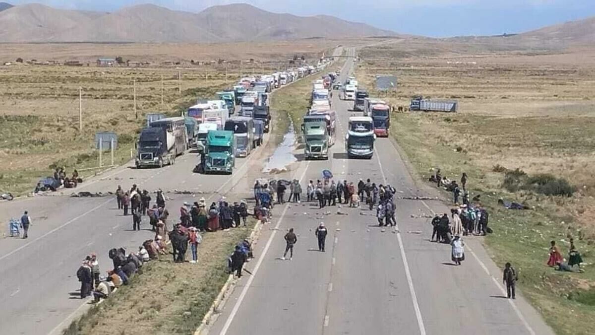 Imagem de compartilhamento para o artigo Turistas de MS ficam mais de 24 horas presos em estrada na Bolívia por protestos contra combustíveis da MS Todo dia